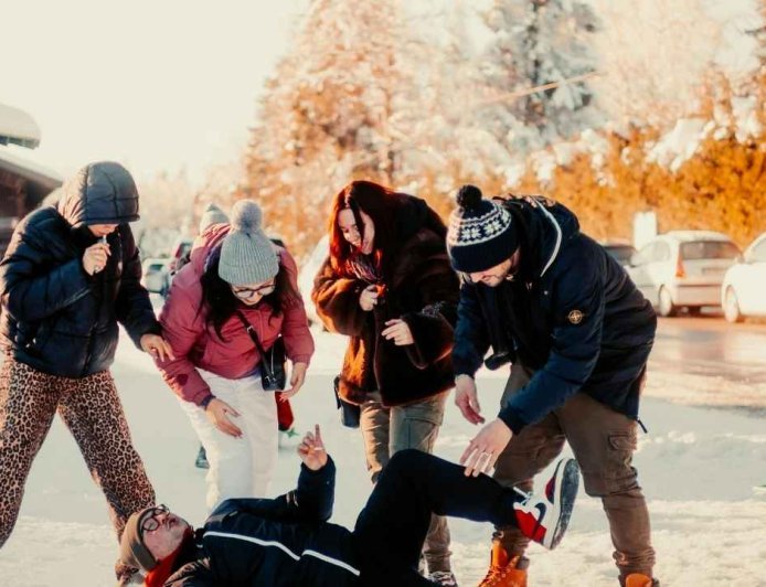 सैटिंग' के खेल में खुद ही 'सेट' हो गए जनाब: IAS-IPS का रौब झाड़ना पड़ा महंगा, बीच बाजार हुई जमकर धुनाई